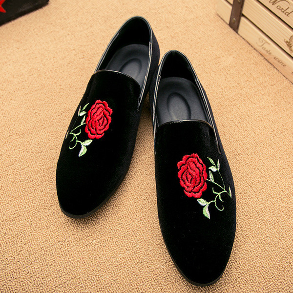 Öko velúrból készült modern férfi cipő, hímzéssel