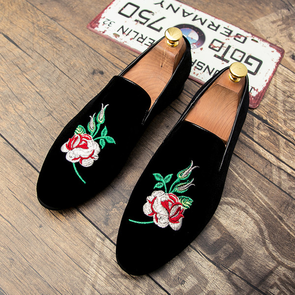 Öko velúrból készült modern férfi cipő, hímzéssel