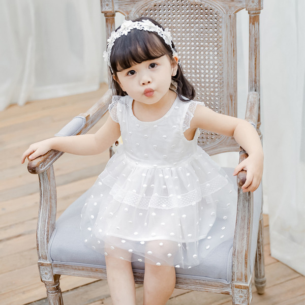 Modern gyerekruha rózsaszín és kék pöttyökkel, csipkével