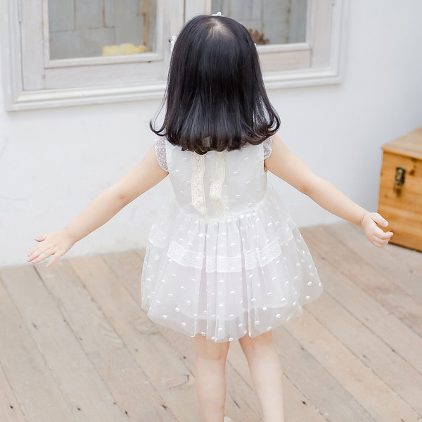 Modern gyerekruha rózsaszín és kék pöttyökkel, csipkével