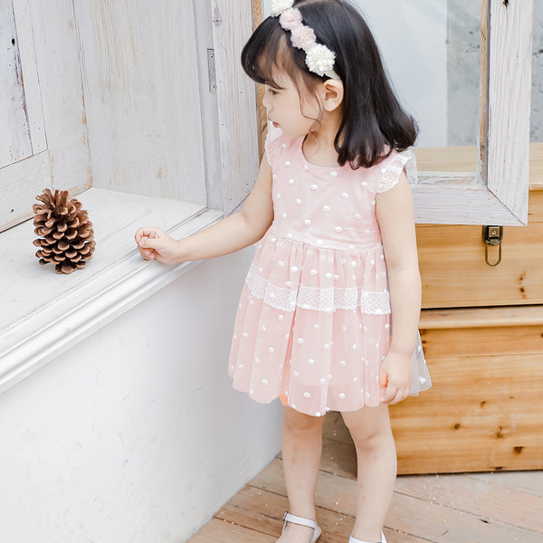 Modern gyerekruha rózsaszín és kék pöttyökkel, csipkével