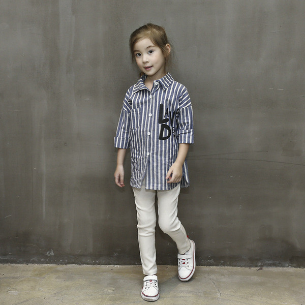 Cămașă modernă pentru copii în dungi cu aplicare de culoare în două culori