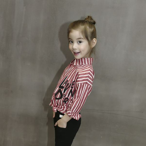 Cămașă modernă pentru copii în dungi cu aplicare de culoare în două culori