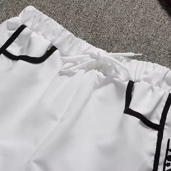 Ανδρικά αθλητικά σορτς σε άσπρο και μαύρο  με επιγραφή