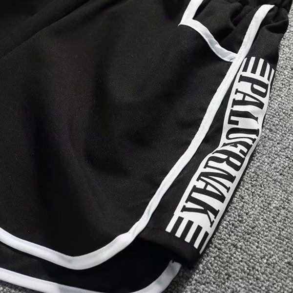 Ανδρικά αθλητικά σορτς σε άσπρο και μαύρο  με επιγραφή