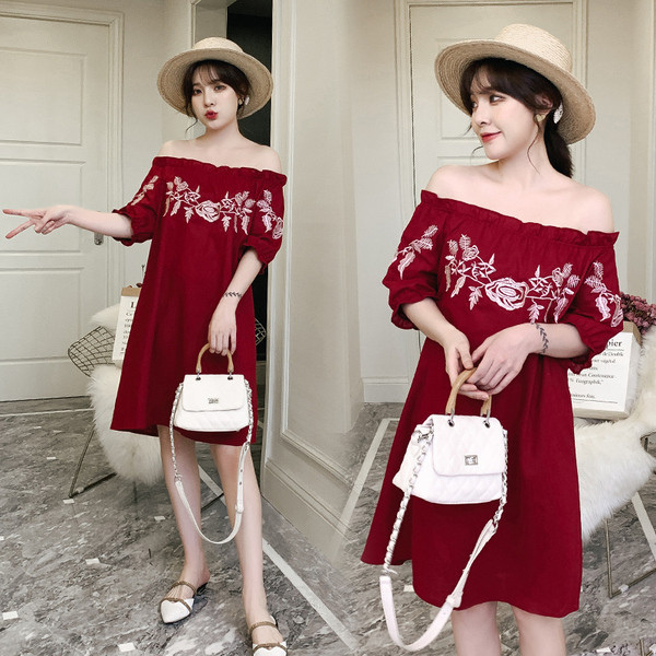 Rochie moderna pentru gravide cu maneci cazute si broderie in doua culori