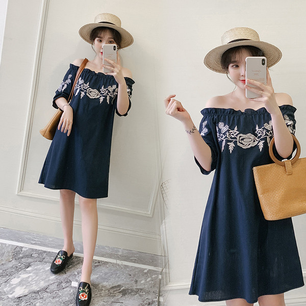 Rochie moderna pentru gravide cu maneci cazute si broderie in doua culori