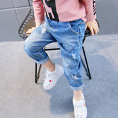 Μοντέρνα παιδικά τζιν με σκισμένα στοιχεία σε μπλε χρώμα