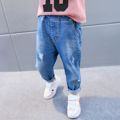 Μοντέρνα παιδικά τζιν με σκισμένα στοιχεία σε μπλε χρώμα