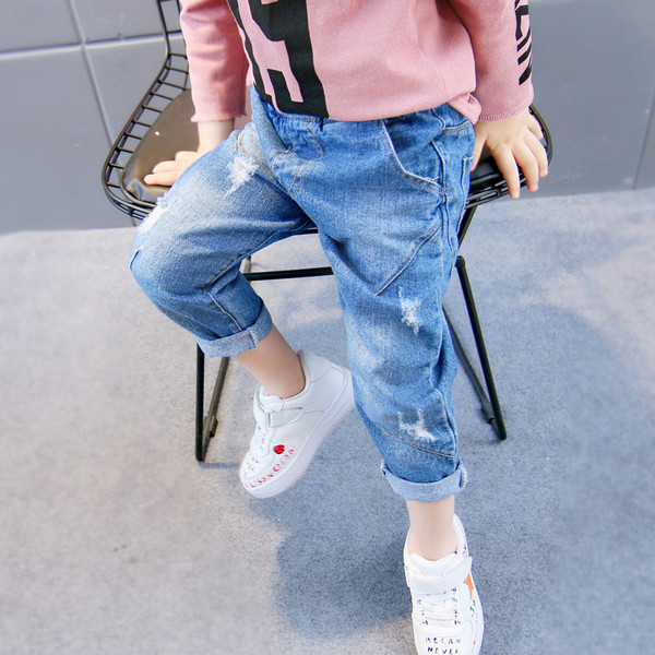 Μοντέρνα παιδικά τζιν με σκισμένα στοιχεία σε μπλε χρώμα