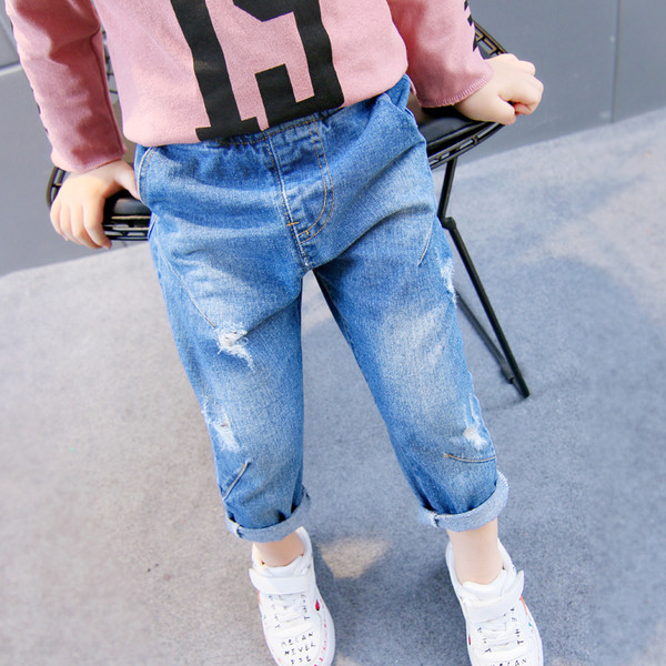 Μοντέρνα παιδικά τζιν με σκισμένα στοιχεία σε μπλε χρώμα
