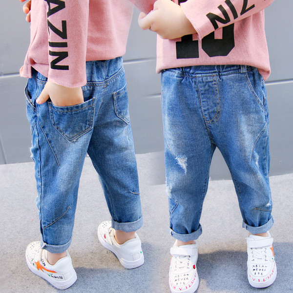 Μοντέρνα παιδικά τζιν με σκισμένα στοιχεία σε μπλε χρώμα