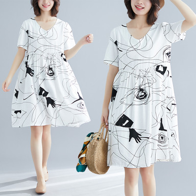 Модерна рокля за бременни жени в бял цвят с десен