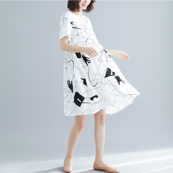 Rochie moderna pentru gravide in alb cu model