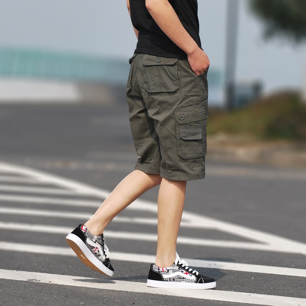 Μοντέρνα ανδρικά σορτς σε τέσσερα χρώματα με τσέπες