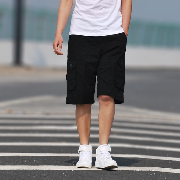 Μοντέρνα ανδρικά σορτς σε τέσσερα χρώματα με τσέπες