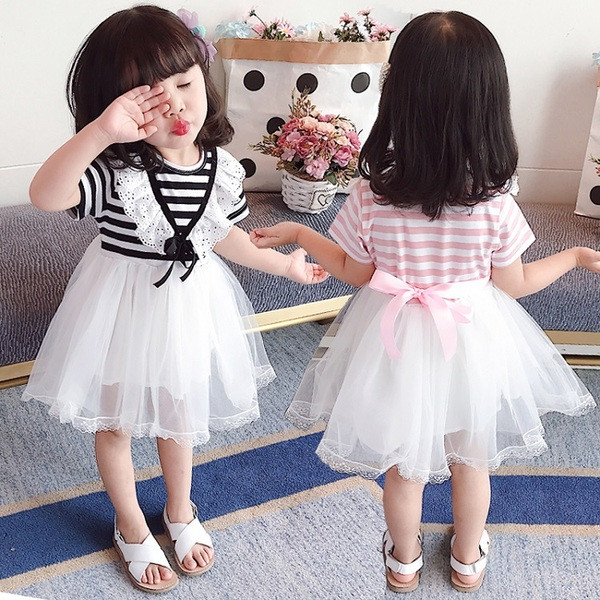 Modern csíkos ruha lányoknak tüllvel