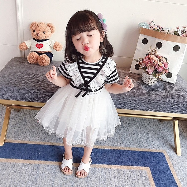 Modern csíkos ruha lányoknak tüllvel