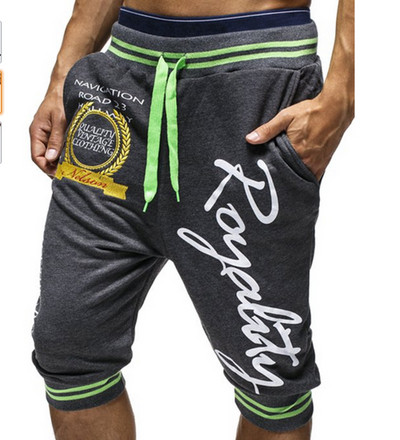 Alkalmi férfi rövidnadrág rátéttel és felirattal