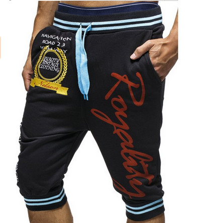 Alkalmi férfi rövidnadrág rátéttel és felirattal