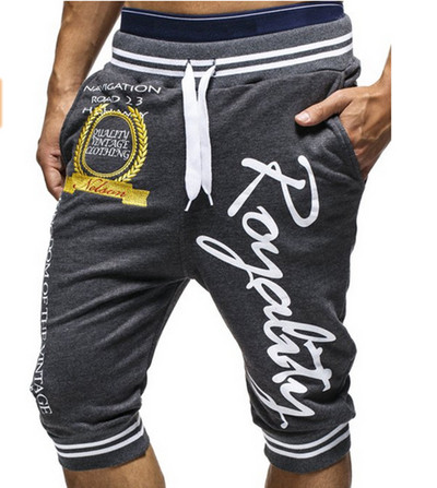 Alkalmi férfi rövidnadrág rátéttel és felirattal