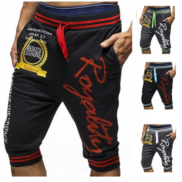 Alkalmi férfi rövidnadrág rátéttel és felirattal