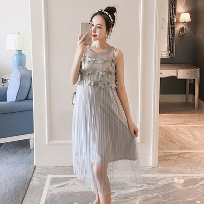 Elegáns ruha terhes nők számára széles szürke pánttal