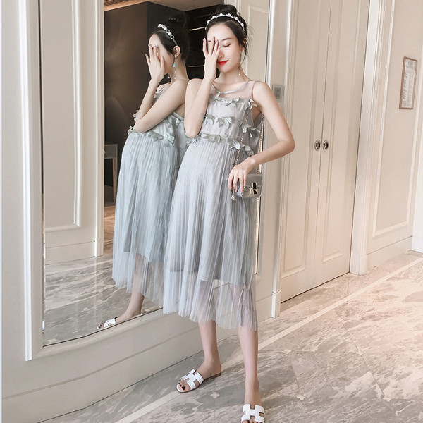 Elegáns ruha terhes nők számára széles szürke pánttal