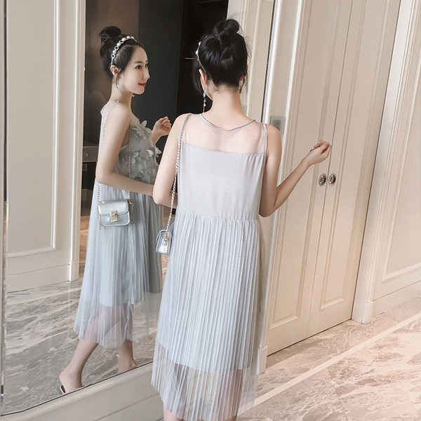 Elegáns ruha terhes nők számára széles szürke pánttal