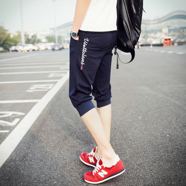 Több színben feliratos férfi alkalmi rövidnadrág