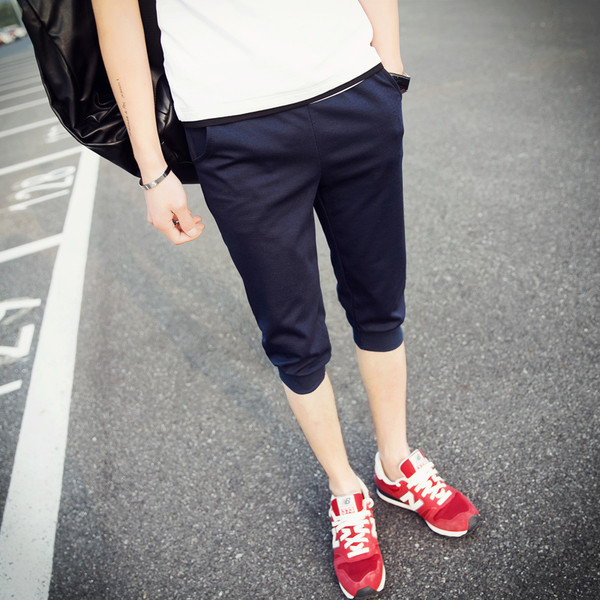 Több színben feliratos férfi alkalmi rövidnadrág