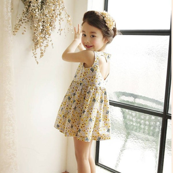 Stílusos gyerekruha virágos motívumokkal