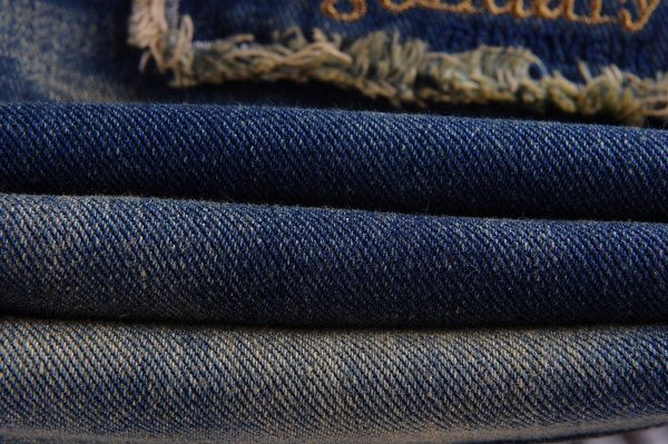 Blugi scurti moderni pentru bărbați cu aplicații și motive rupte