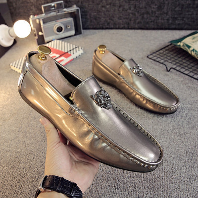 Eko bőrből készült modern férfi mokaszinok lakkal és fém 3D elemekkel