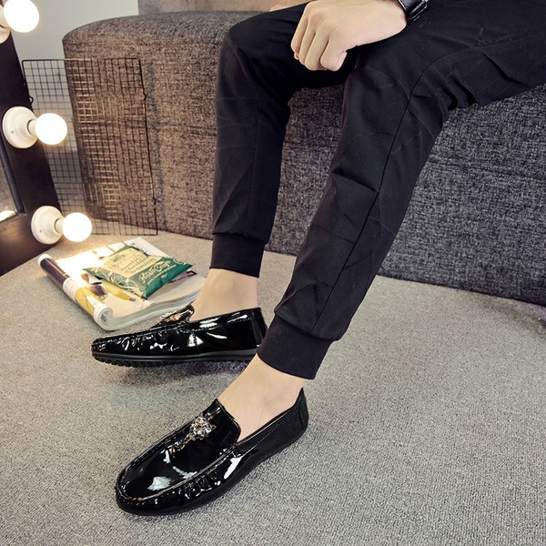 Eko bőrből készült modern férfi mokaszinok lakkal és fém 3D elemekkel