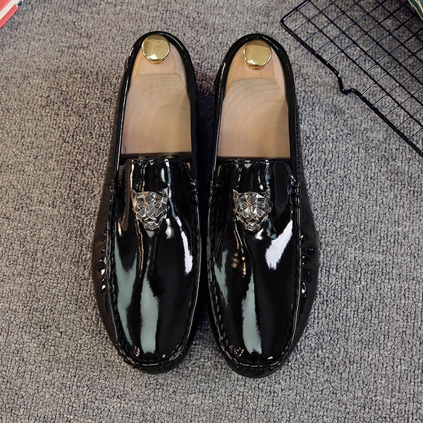 Eko bőrből készült modern férfi mokaszinok lakkal és fém 3D elemekkel