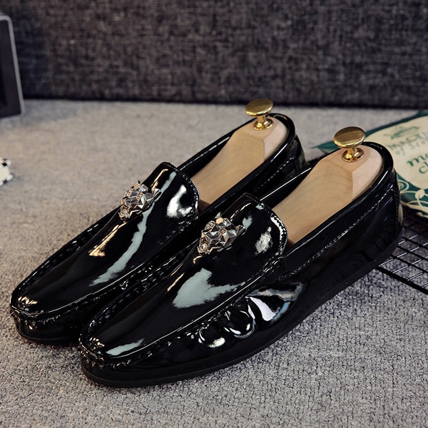 Eko bőrből készült modern férfi mokaszinok lakkal és fém 3D elemekkel