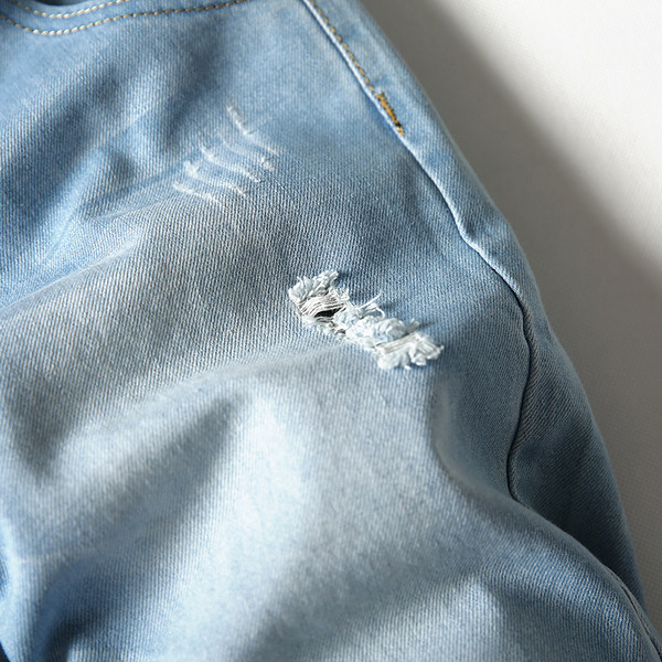 Ανδρικά σορτς σε μπλε χρώμα με σκισμένα σχέδια