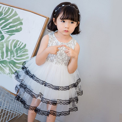 Elegáns gyerekruha fehér és piros színben, csipkével