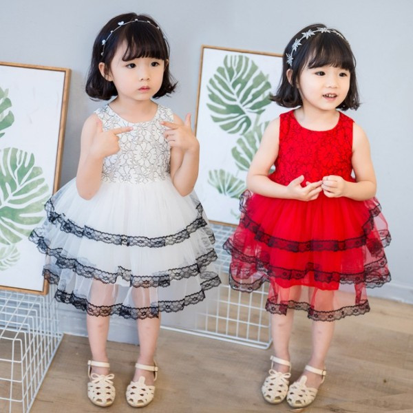 Elegáns gyerekruha fehér és piros színben, csipkével