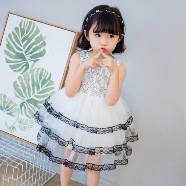 Elegáns gyerekruha fehér és piros színben, csipkével