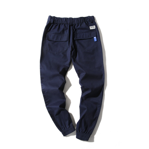 Модерен мъжки панталон в четири цвята с емблеми и джобове