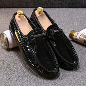 Μοντέρνα λουστριν ανδρικά μοκασίνια με μεταλλικά στοιχεία