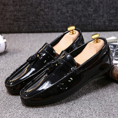 Μοντέρνα λουστριν ανδρικά μοκασίνια με μεταλλικά στοιχεία