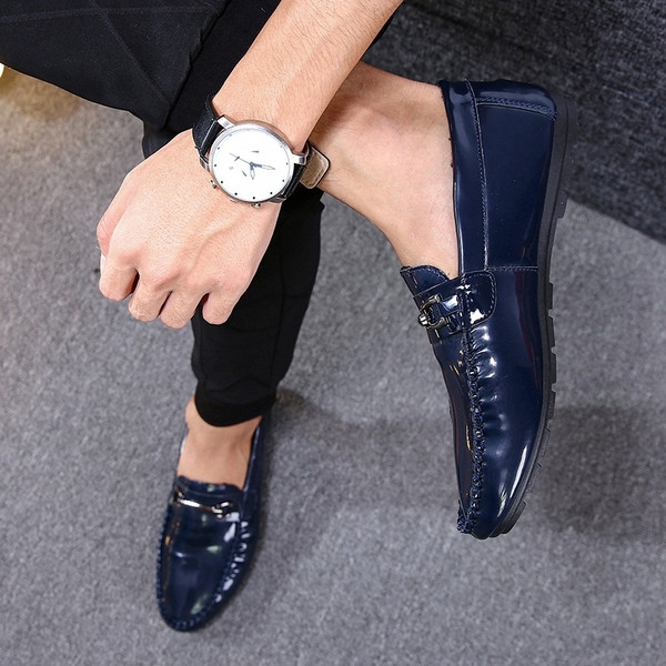 Μοντέρνα λουστριν ανδρικά μοκασίνια με μεταλλικά στοιχεία