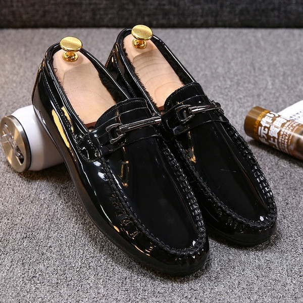 Μοντέρνα λουστριν ανδρικά μοκασίνια με μεταλλικά στοιχεία
