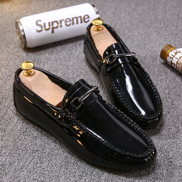 Μοντέρνα λουστριν ανδρικά μοκασίνια με μεταλλικά στοιχεία