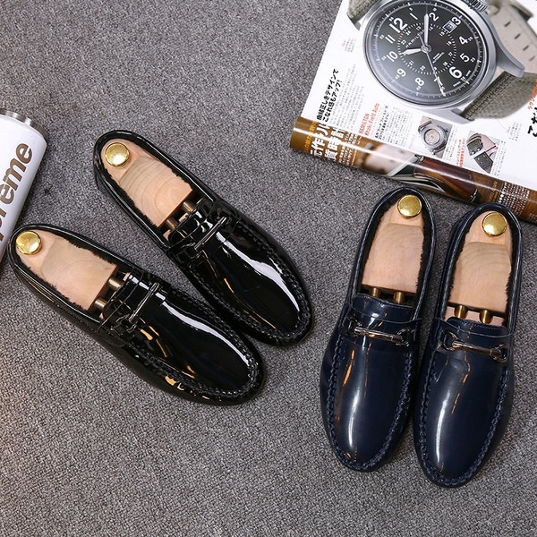 Μοντέρνα λουστριν ανδρικά μοκασίνια με μεταλλικά στοιχεία