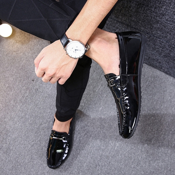 Μοντέρνα λουστριν ανδρικά μοκασίνια με μεταλλικά στοιχεία