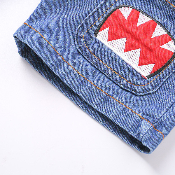 Modern gyerek rövid farmernadrág fiúknak nyakkendővel és hímzéssel